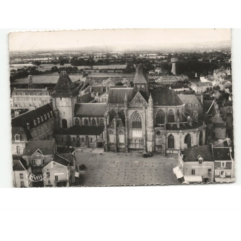EVRON: la basilique XIVe siècle monument historique vue aérienne 10x15 - très bon état