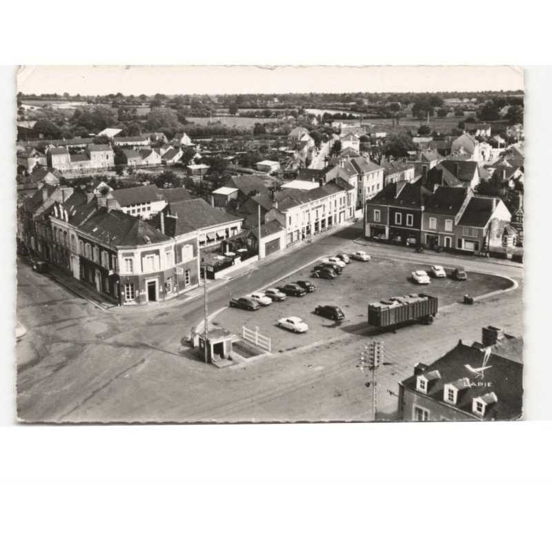 CRAON: place du petit champ de foire vue aérienne 10x15 - état