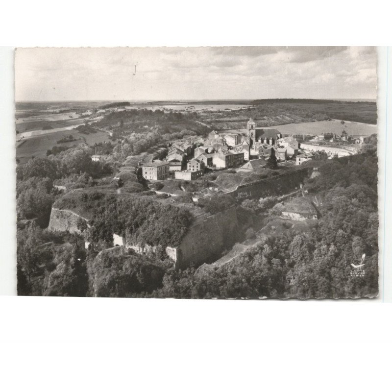 MONTMEDY: la ville haute et les remparts vue aérienne 10x15 - très bon état