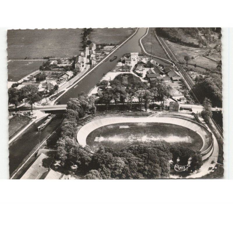 COMMERCY: le vélodrome et le canal vue aérienne 10x15 - très bon état