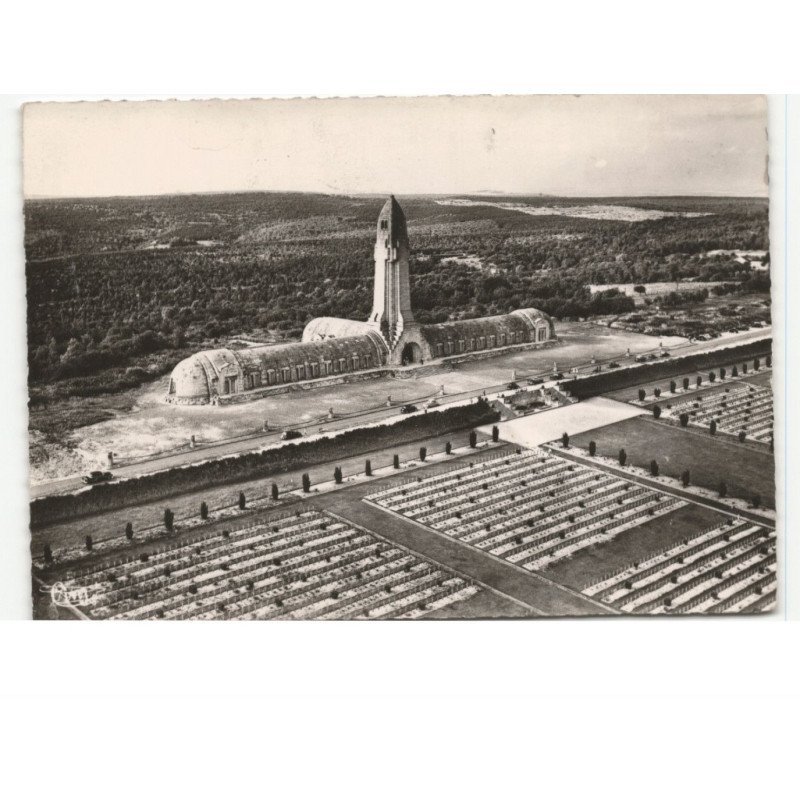 DOUAUMONT: le cimetière nationale, l'ossuaire, tranchée des baïonnettes vue aérienne 10x15 - très bon état