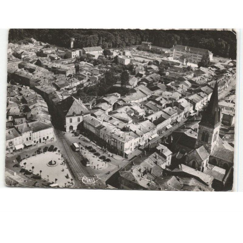 LIGNY-en-BARROIS: place de la république, au fond, groupe scolaire et parc vue aérienne 10x15 - très bon état