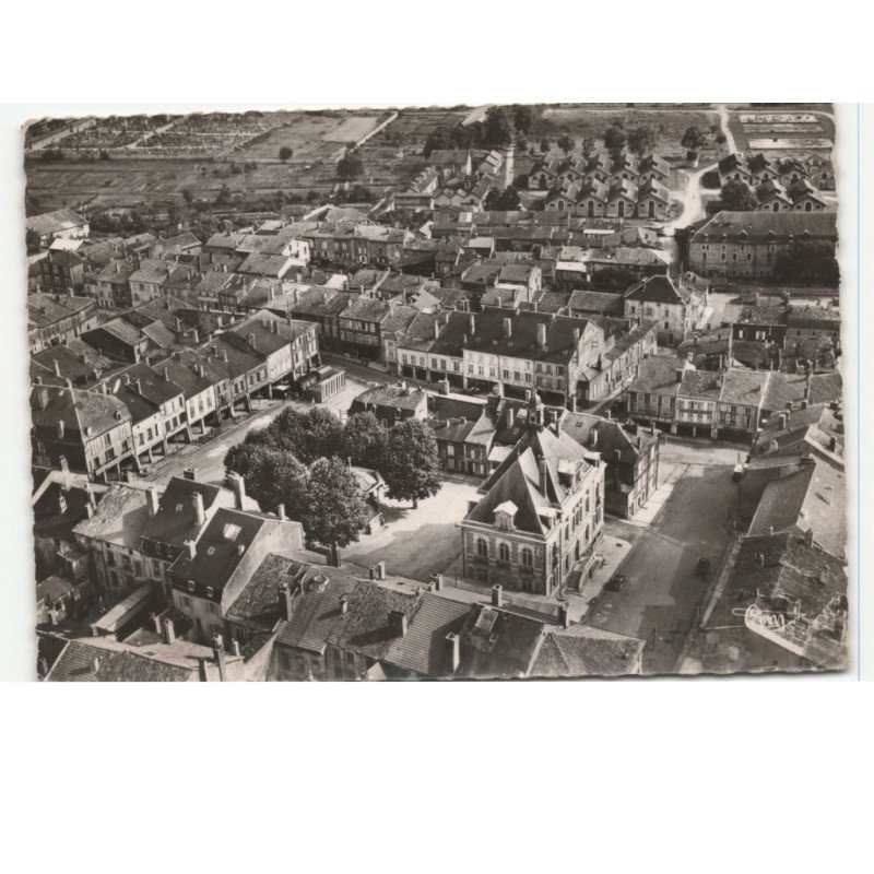 STENAY: place de l'hôtel de ville vue aérienne 10x15 - état