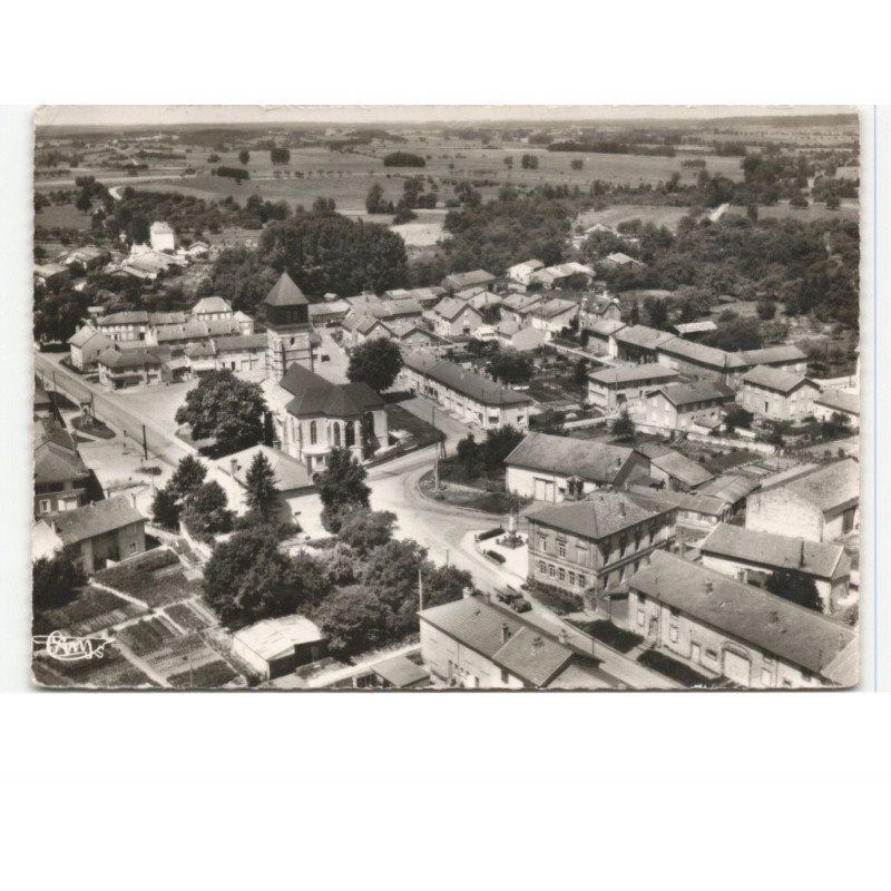 TRIAUCOURT-en-ARGONNE: l'église la mairie la place vue aérienne 10x15 - très bon état