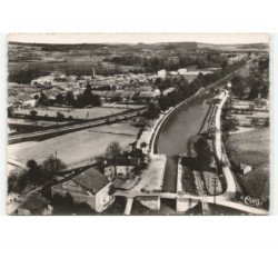 VELAINES: le canal la voie ferrée et en arrière plan la localité vue aérienne 10x15 - très bon état