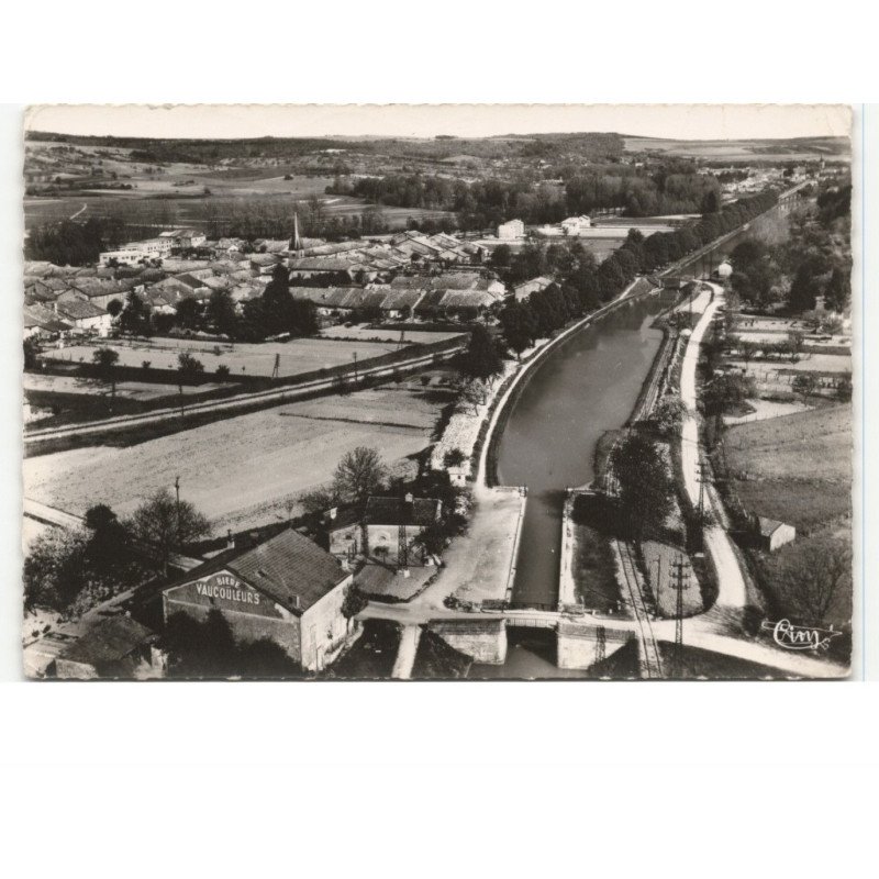 VELAINES: le canal la voie ferrée et en arrière plan la localité vue aérienne 10x15 - très bon état