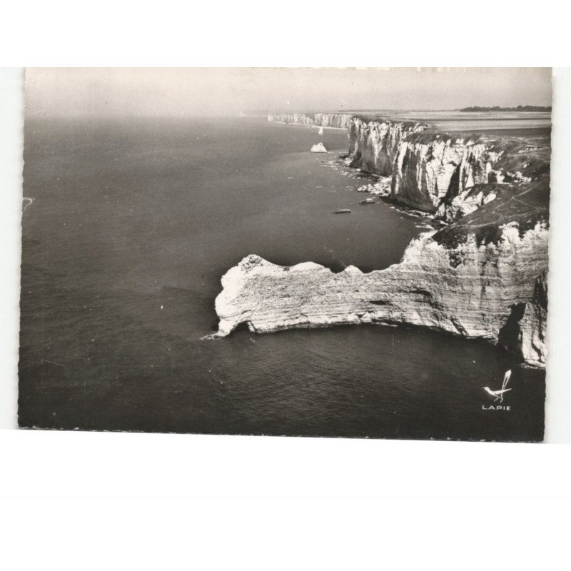 ETRETAT: falaises et porte d'amont vue aérienne 10x15 - état