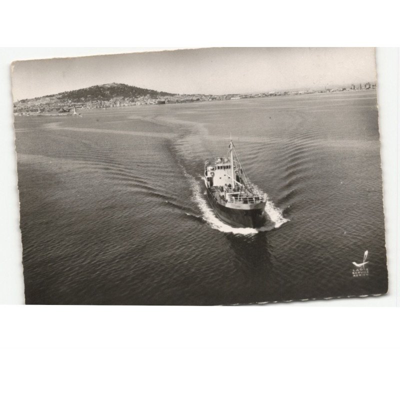 SETE: sortie du port, un bateau vue aérienne 10x15 - très bon état