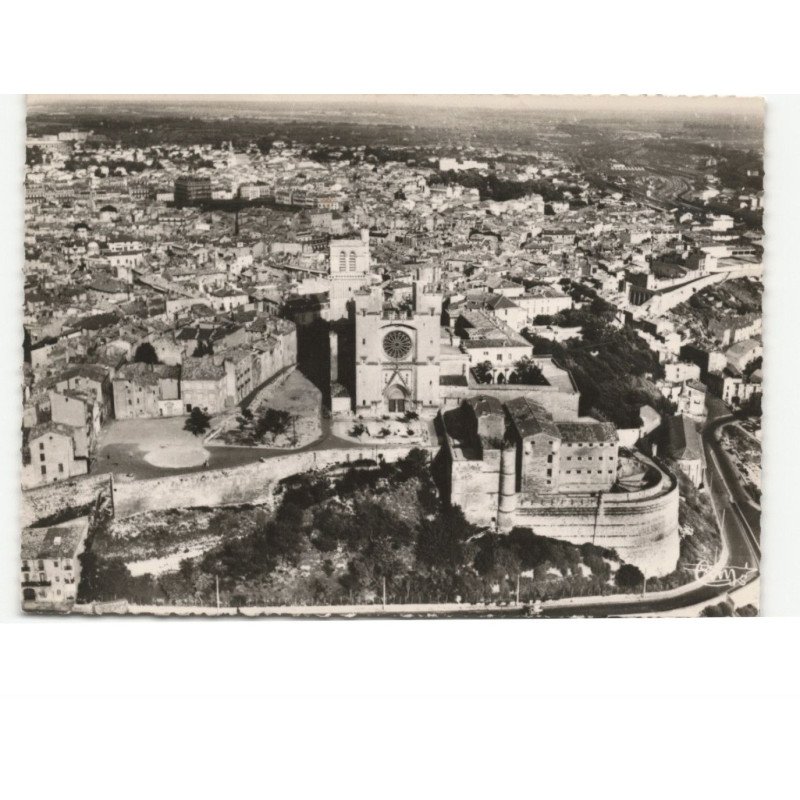 BEZIERS: au 1er plan, la cathédrale saint-nazaire vue aérienne 10x15 - très bon état