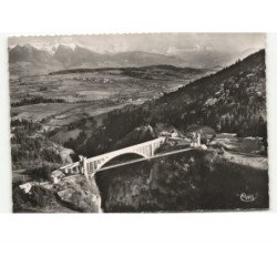 CRUSEILLES: le pont de la caille, au fond, la chaîne des alpes vue aérienne 10x15 - très bon état