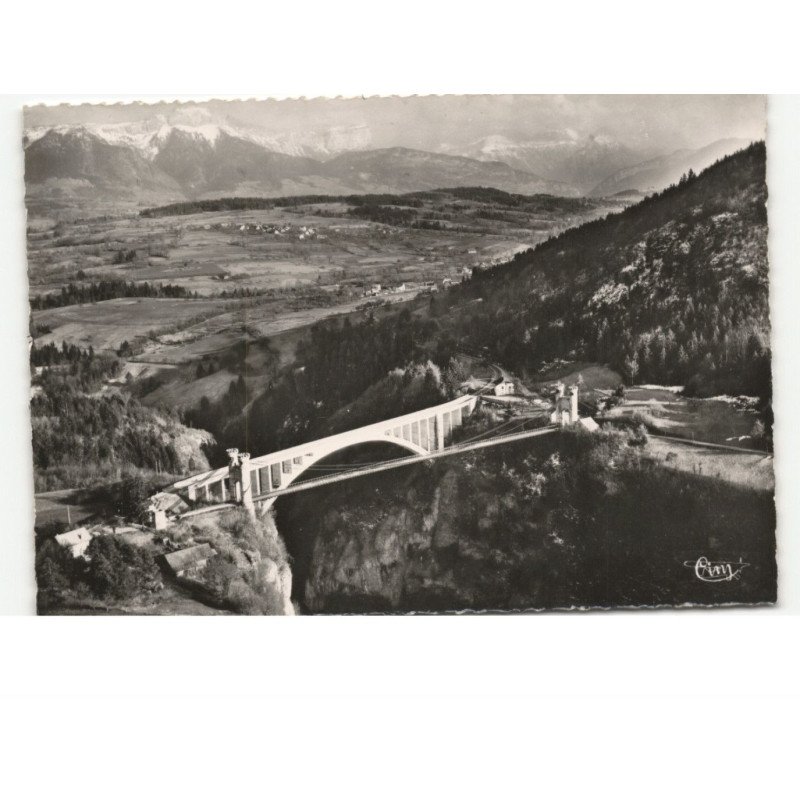 CRUSEILLES: le pont de la caille, au fond, la chaîne des alpes vue aérienne 10x15 - très bon état