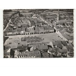 MARCIAC: la palce et ses arcades, le clocher de l'ancienne abbaye des augustins XIIIe vue aérienne 10x15 - très bon état