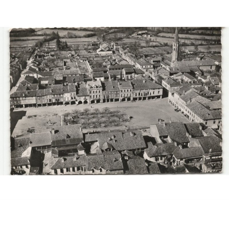 MARCIAC: la palce et ses arcades, le clocher de l'ancienne abbaye des augustins XIIIe vue aérienne 10x15 - très bon état