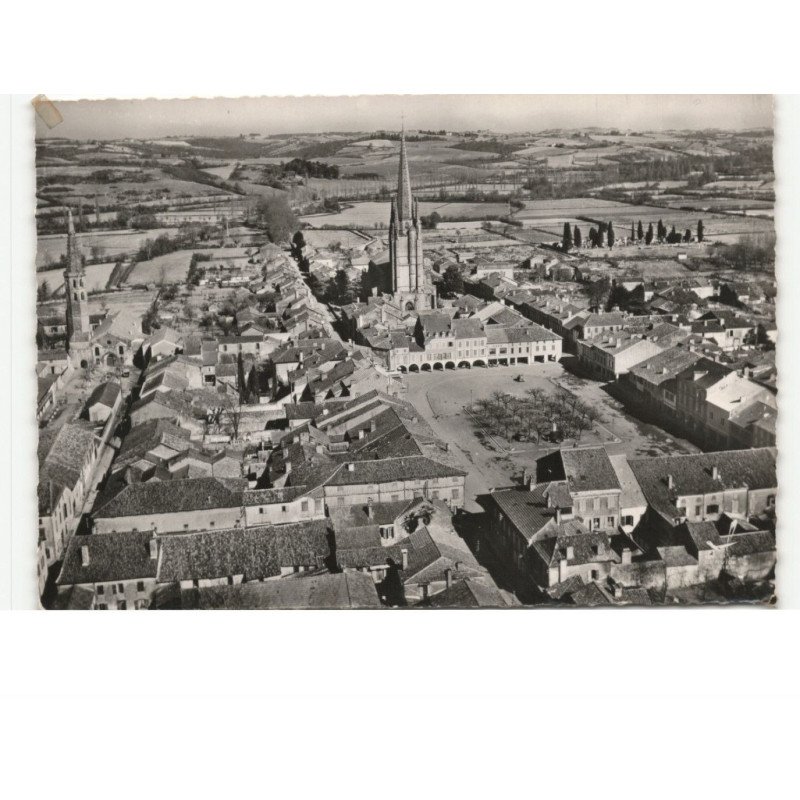 MARCIAC: vue générale, ses deux clochers, sa place et ses arcades vue aérienne 10x15 - très bon état