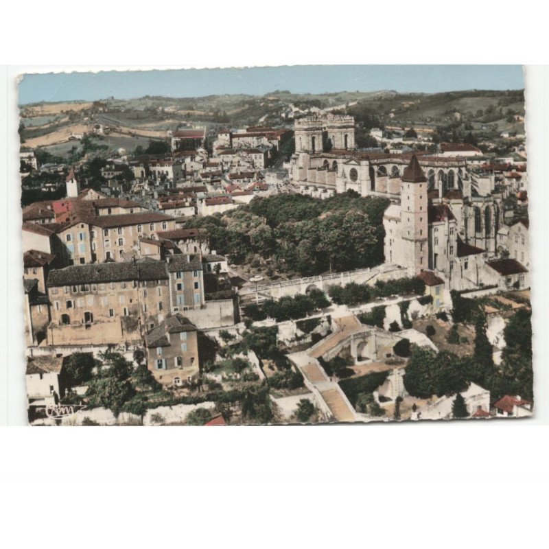 AUCH: vue générale, l'escallier monumental la tour d'artagnan et cathédrale vue aérienne 10x15 - très bon état