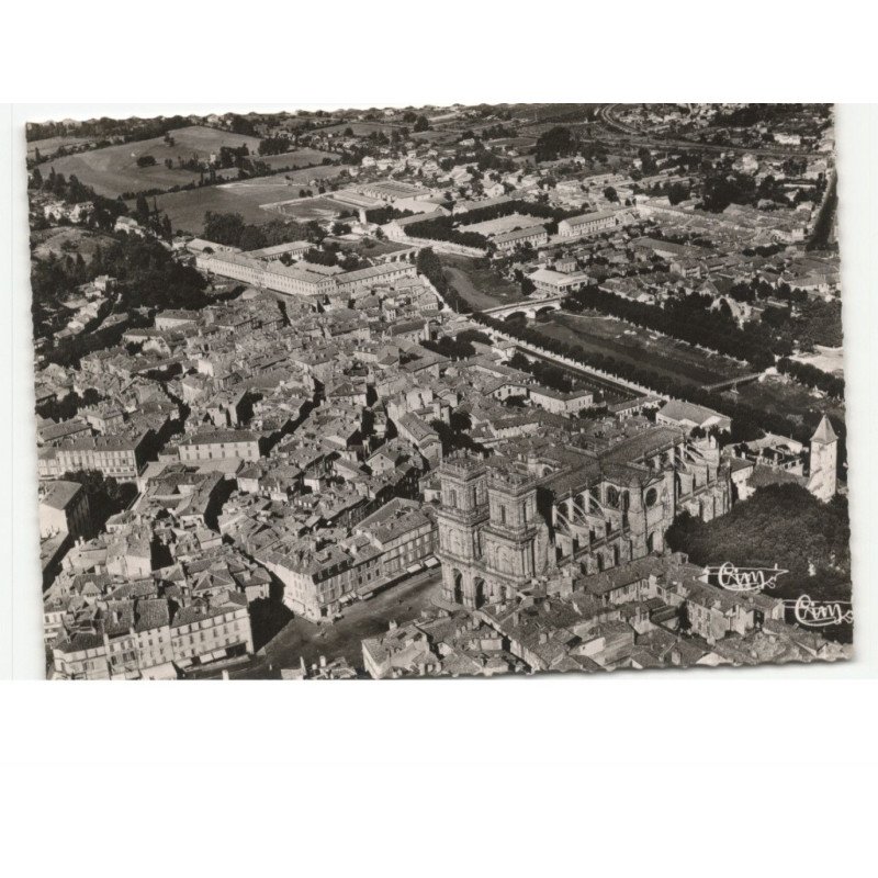 AUCH: le centre de la ville, la cathédrale et la tour d'armagnac vue aérienne 10x15 - très bon état
