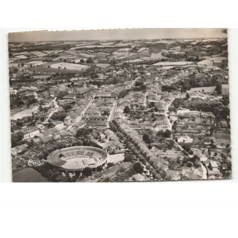 FEZENSAC: vue générale et les arènes vue aérienne 10x15 - état