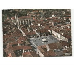 MIRANDE: l'église et la place centrale vue aérienne 10x15 - très bon état