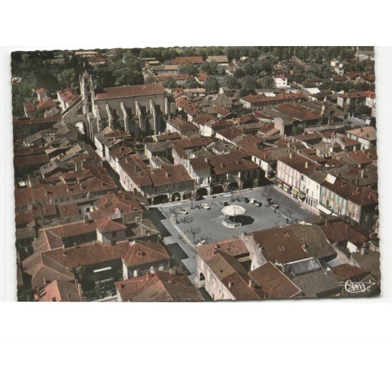 MIRANDE: l'église et la place centrale vue aérienne 10x15 - très bon état