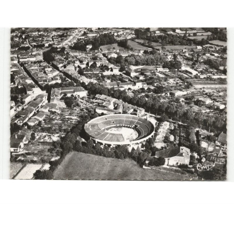 VIC-FEZENSAC: la ville haute et les arènes vue aérienne 10x15 - très bon état