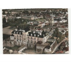 CADILLAC-sur-GARONNE: château des ducs d'eperon bâti en 1598 à 1615 et l'église vue aérienne 10x15 - très bon état