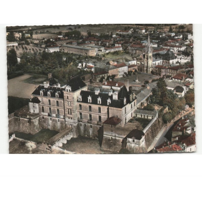 CADILLAC-sur-GARONNE: château des ducs d'eperon bâti en 1598 à 1615 et l'église vue aérienne 10x15 - très bon état
