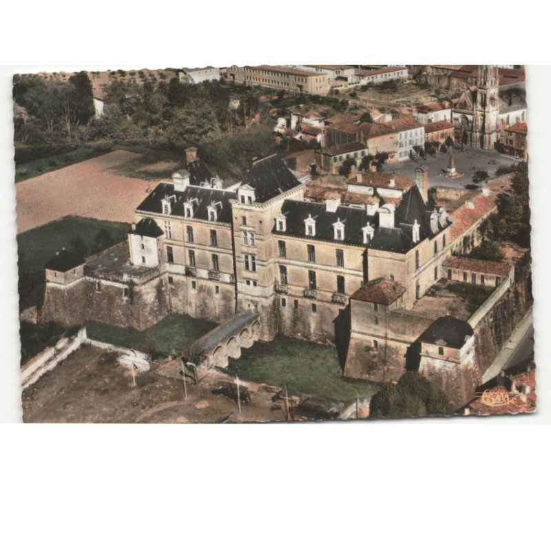 CADILLAC-sur-GARONNE: les beaux châteaux de la gironde, le château des ducs d'epernon vue aérienne 10x15 - très bon état