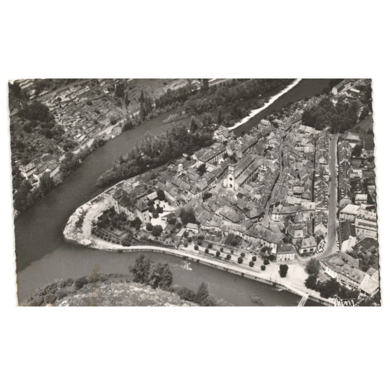 ENTRAYGUES: le centre et le tour de ville vue aérienne 10x15 - très bon état