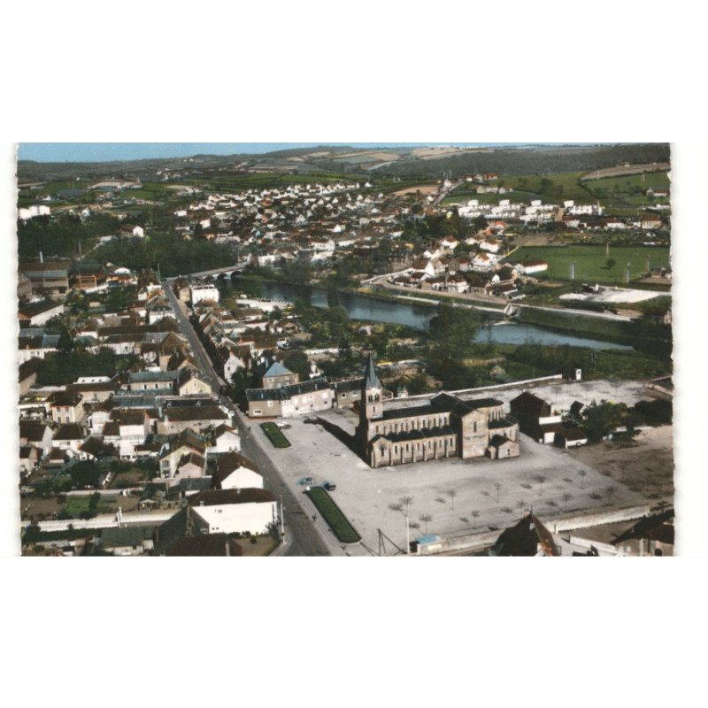 GUEUGNON: la place de l'église vue aérienne 10X15 - très bon état
