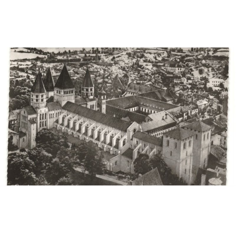 CLUNY: la grande abbatiale de saint-hugues construite en 1080 à 1225 vue aérienne 10X15 - très bon état