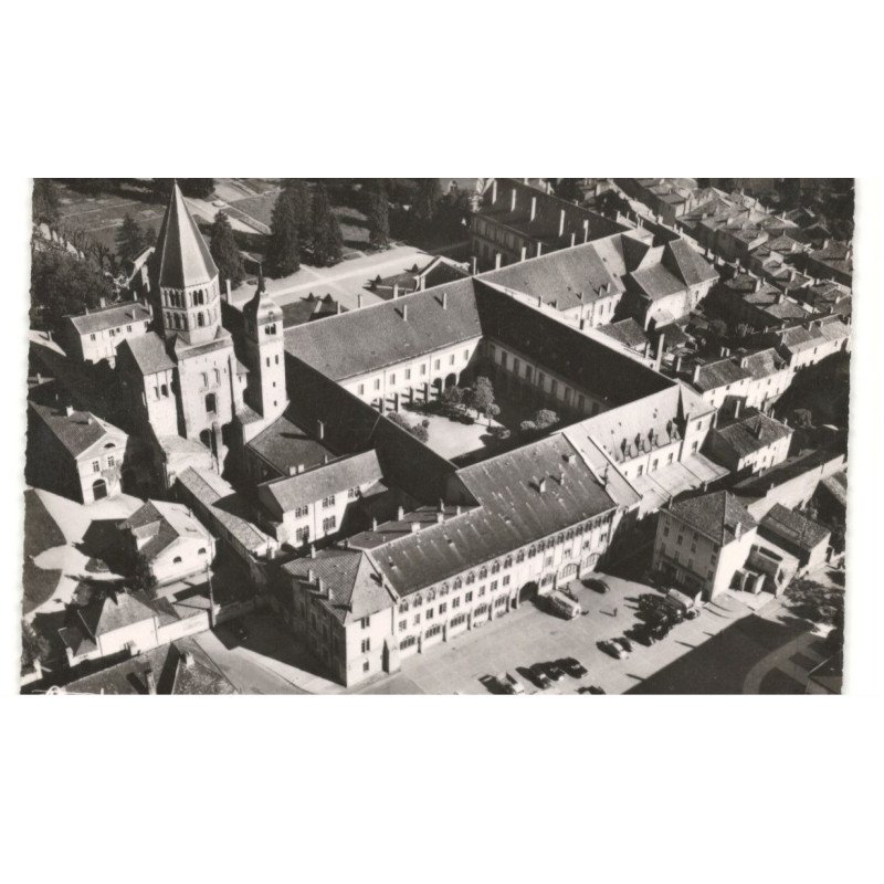 CLUNY: l'abbaye actuellement école nationale des arts et métiers vue aérienne 10X15 - très bon état