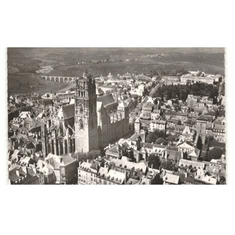 RODEZ: place de la cité, la cathédrale vue aérienne 10X15 - très bon état