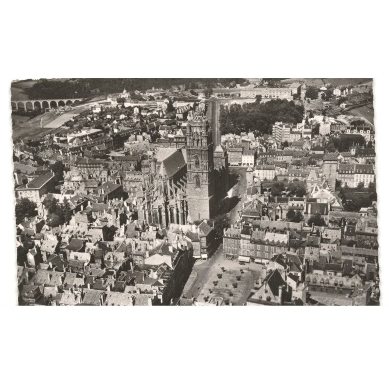 RODEZ: la place de la cité et la cathédrale dans le fond, le viaduc vue aérienne 10x15 - très bon état