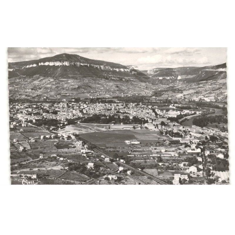 MILLAU: panoramique et le terrain des sports vue aérienne 10x15 - très bon état