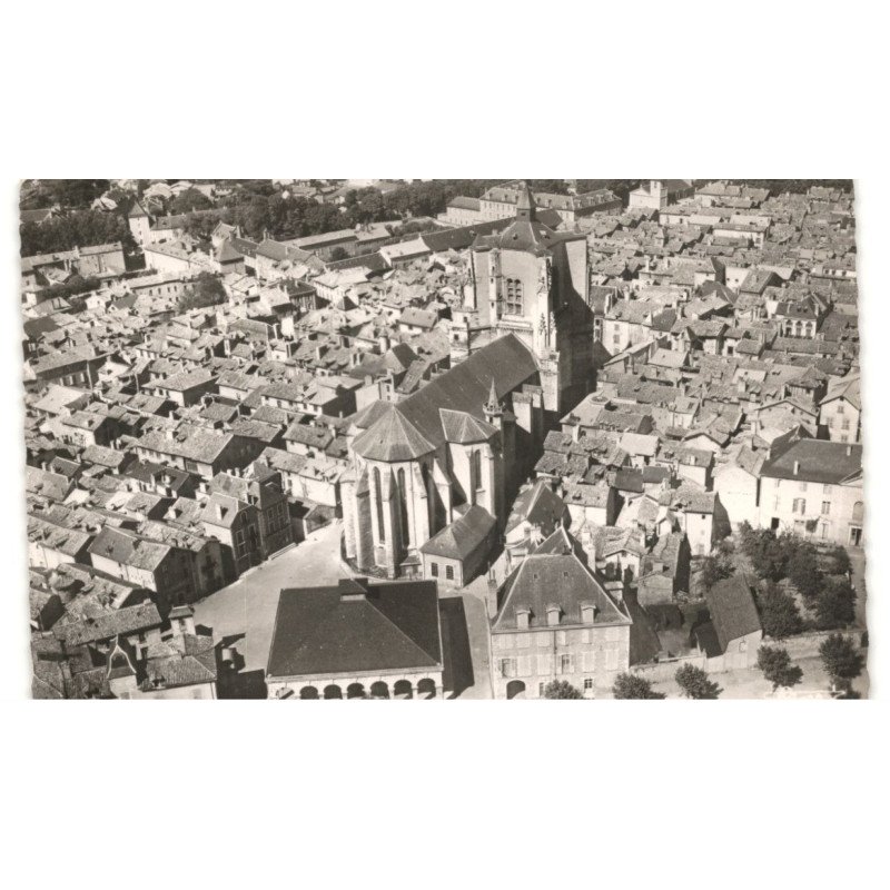 VILLEFRANCHE-de-ROUERGUE: vue générale sur les halle et la cathédrale vue aérienne 10x15 - très bon état