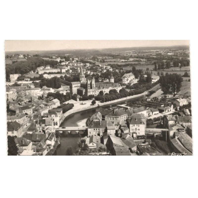 PARAY-le-MONIAL: basilique et l'abri des pélerins vue aérienne 10X15 - très bon état