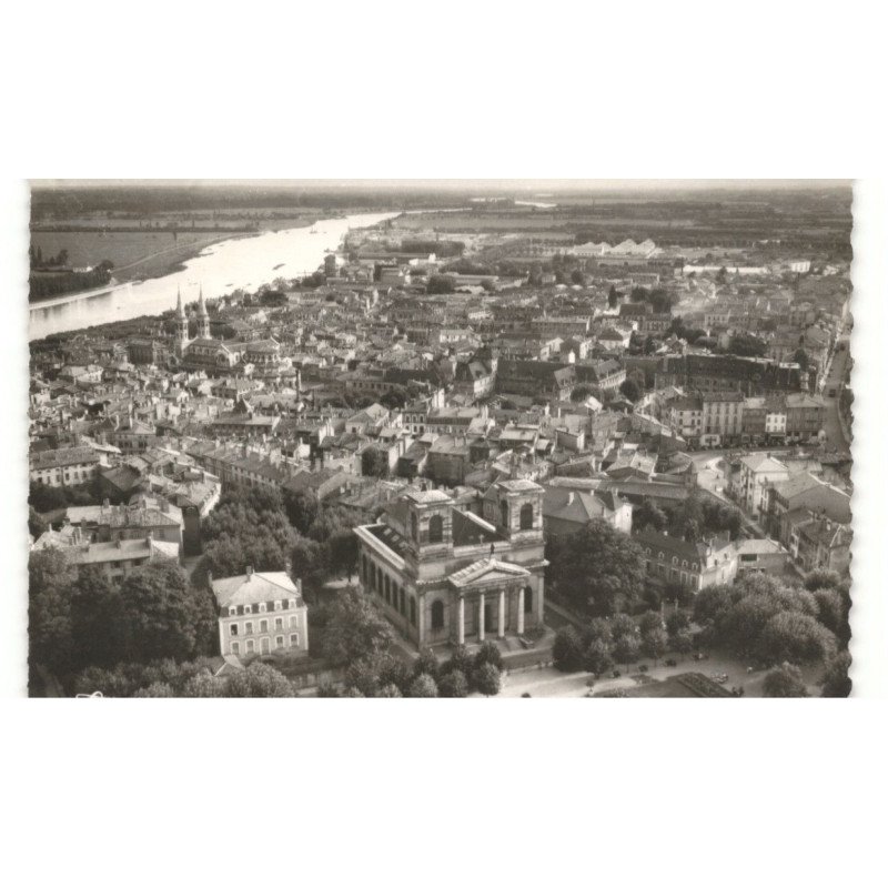 MACON: au 1er plan, église saint-vincent, au fond, la saône vue aérienne 10X15 - très bon état