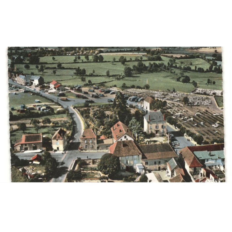 SAINT-CHRISTOPHE-en-BRIONNAIS: vue sur le grand marché de bétail vue aérienne 10X15 - très bon état