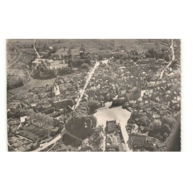 LA FERTE-MACE: la place du château vue aérienne 10x15 - très bon état