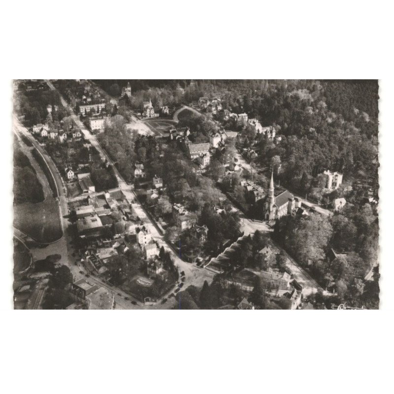 BAGNOLES-de-L'ORNE: l'église et les villes vue aérienne 10x15 - très bon état