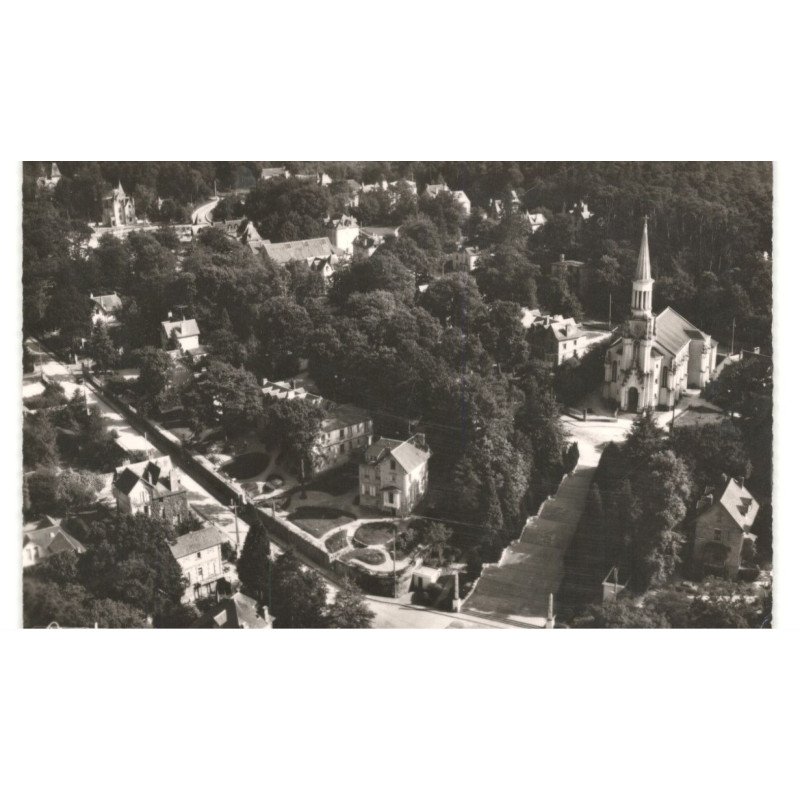 BAGNOLES-de-L'ORNE: l'église vue aérienne 10x15 - état