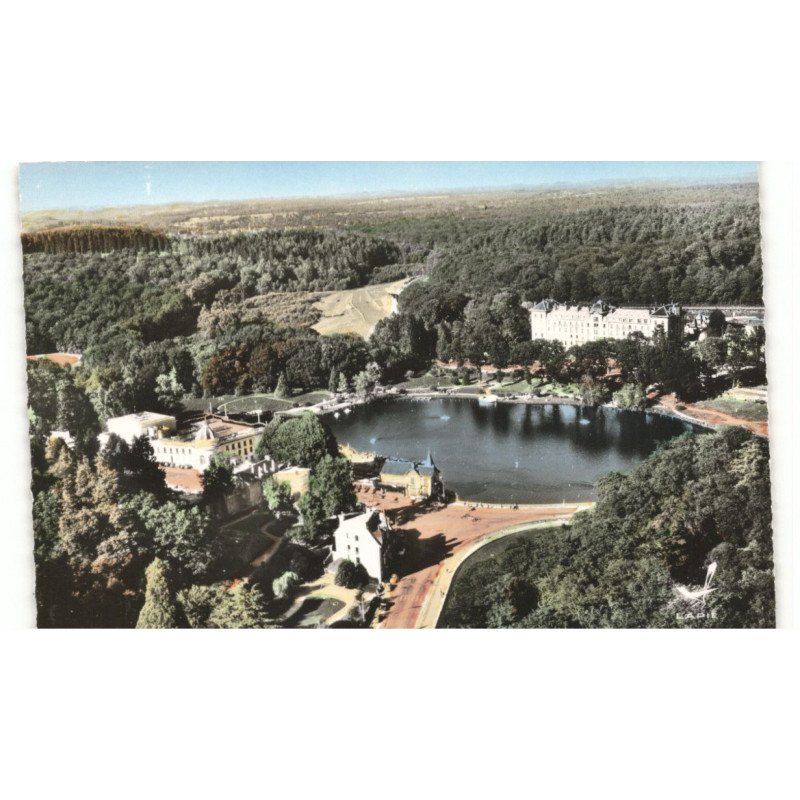 BAGNOLES-de-L'ORNE: la résidence du lac et le casino du lac vue aérienne 10x15 - très bon état