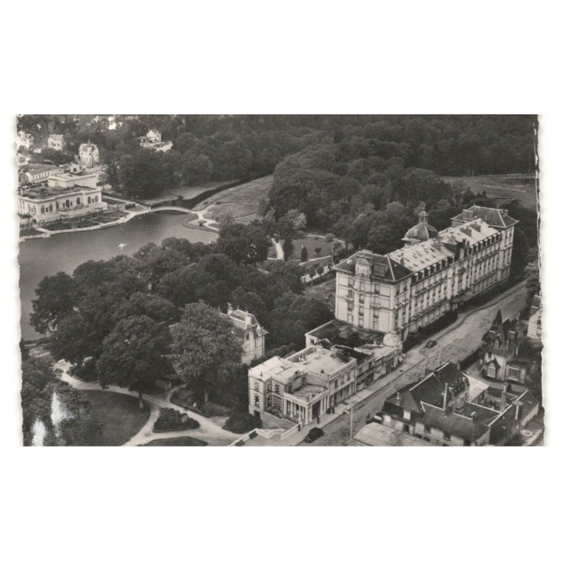 BAGNOLES-de-L'ORNE: grand hôtel vue aérienne 10x15 - très bon état