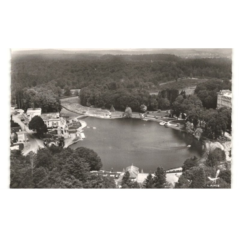BAGNOLES-de-L'ORNE: le casino et le lac vue aérienne 10x15 - très bon état