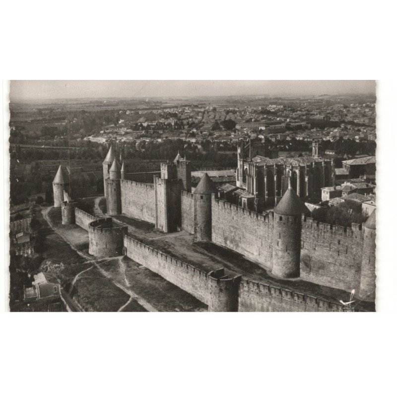 CARCASSONNE: la cité et l'église saint-nazaire vue aérienne 10X15 - très bon état