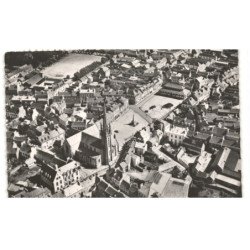 LANDIVISIAU: le centre, la poste, l'église la place le champ de foire vue aérienne 10x15 - très bon état