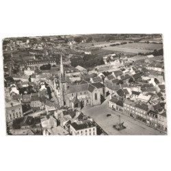 LANDIVISIAU: le centre la place et le monument aux morts l'église la poste vue aérienne 10x15 - très bon état