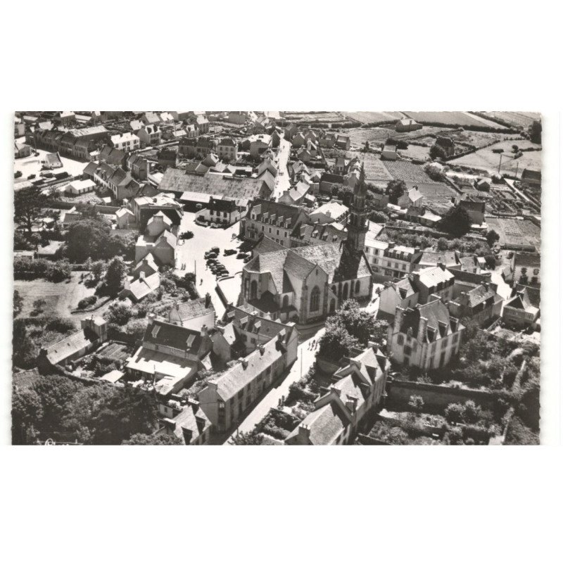 CARENTEC: le centre et l'église vue aérienne 10x15 - très bon état