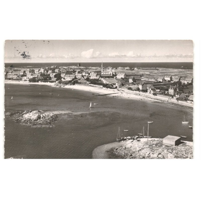 ILE-de-BATZ: la plage, le bourg et l'arrivée des vedettes vue aérienne 10x15 - très bon état