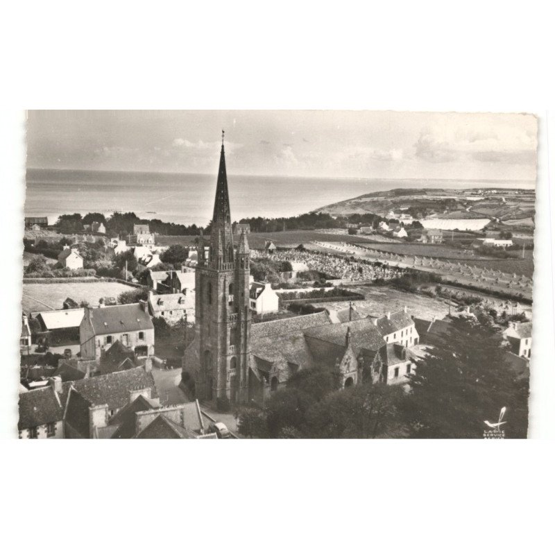 PLOUGASNOU: l'église et le bourg vue aérienne 10x15 - très bon état